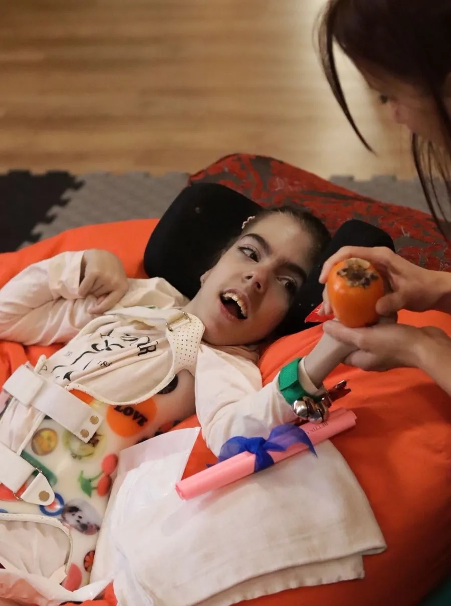 Bettina, a halmozottan sérült kislány is az alapítványi iskola, a Völgyzugolyház egyik tanulója