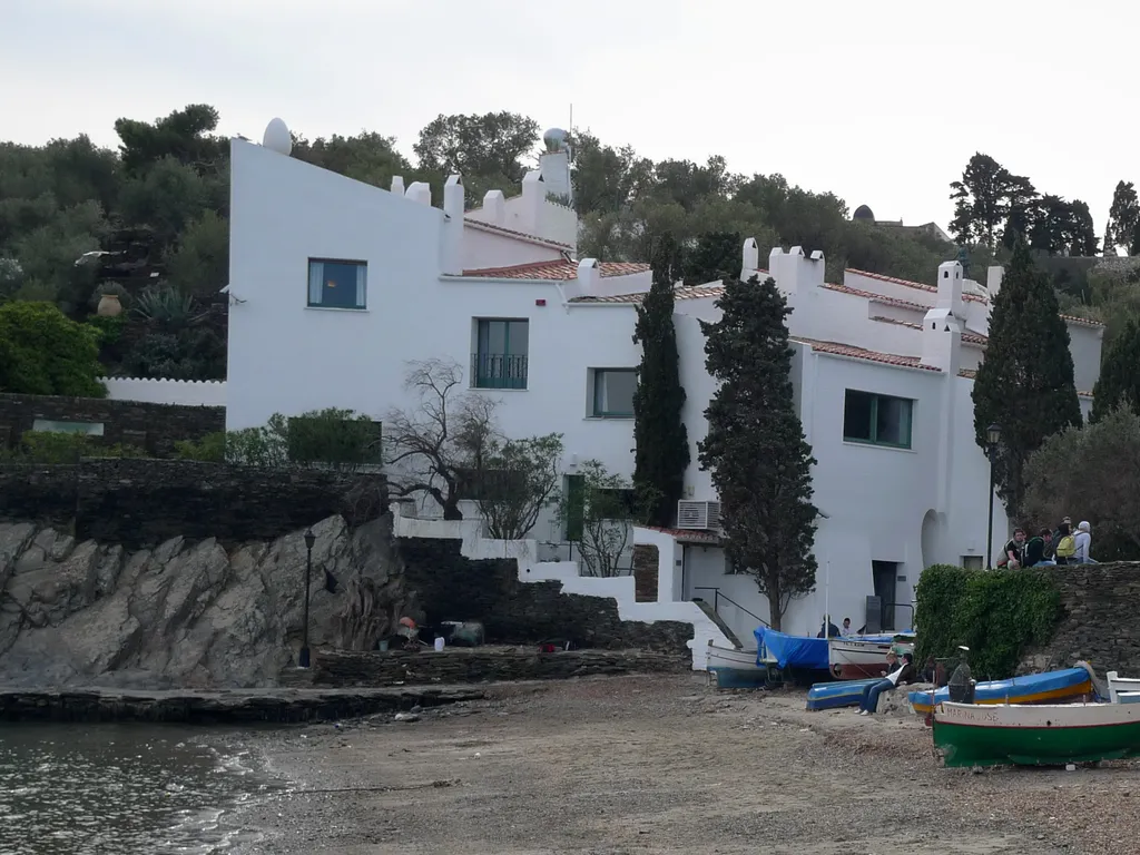 Dalí háza Portlligatban, Katalónia északi részén, Spanyolországban,  amely 1997 óta a Gala-Salvador Dalí Alapítvány Múzeumának ad otthont.