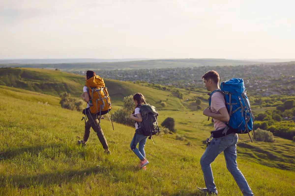 Családi kirándulás tavasszal a szabadban. 