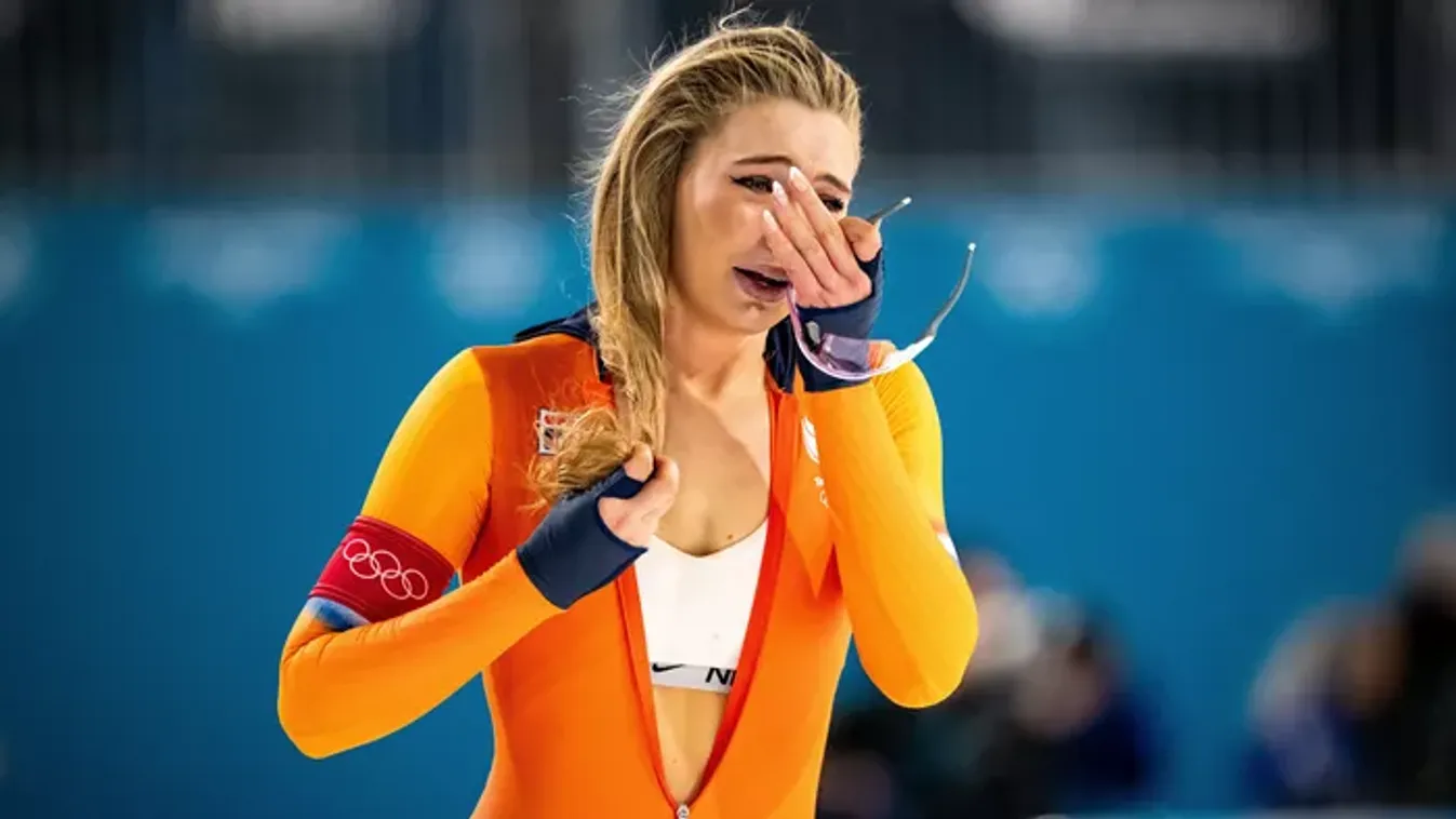 Százmilliókért húzza le domborodó mellén a cipzárt a téli olimpia szexbombája