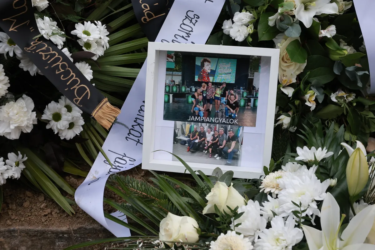 Fenyő Miklós végső nyughelyén lévő fotó