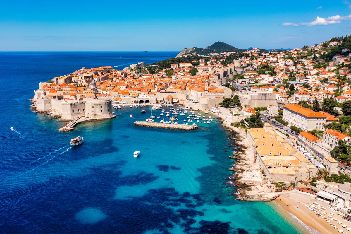 Dubrovnik óvárosa és a strand egy légi felvételen.