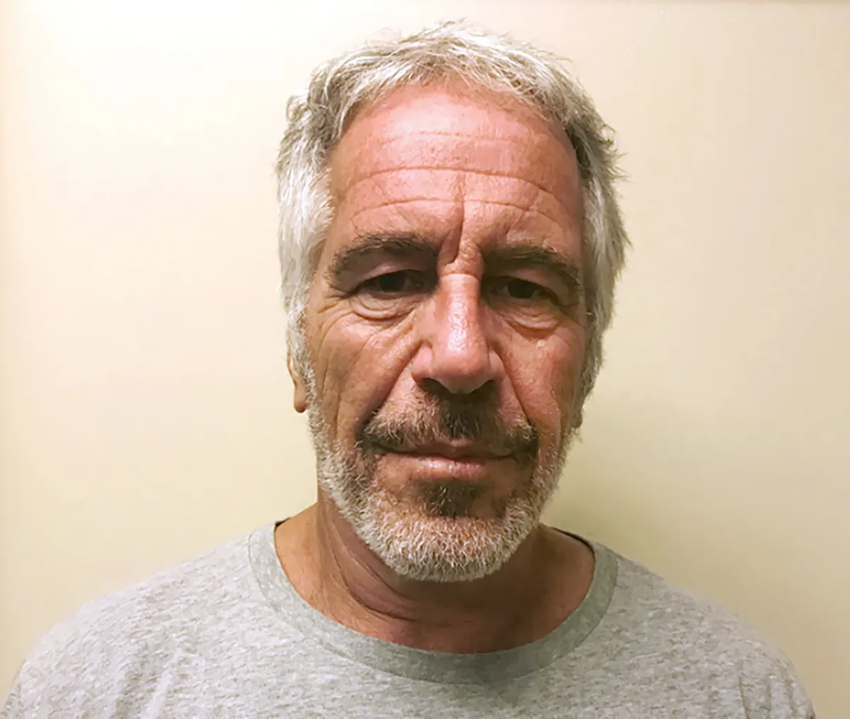 Jeffrey Epstein 2019. augusztus 10-én hunyt el a New York-i Metropolitan Correctional Center börtönben