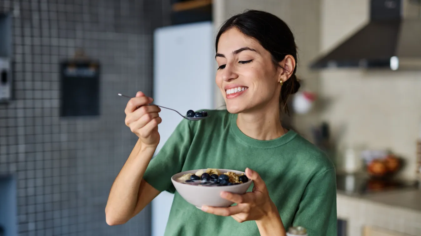 Útifűmaghéjat fogyasztó nő diéta alatt.