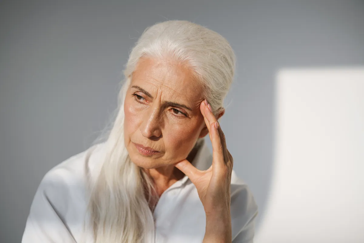 A demencia betegségétől szenvedő idős nő.