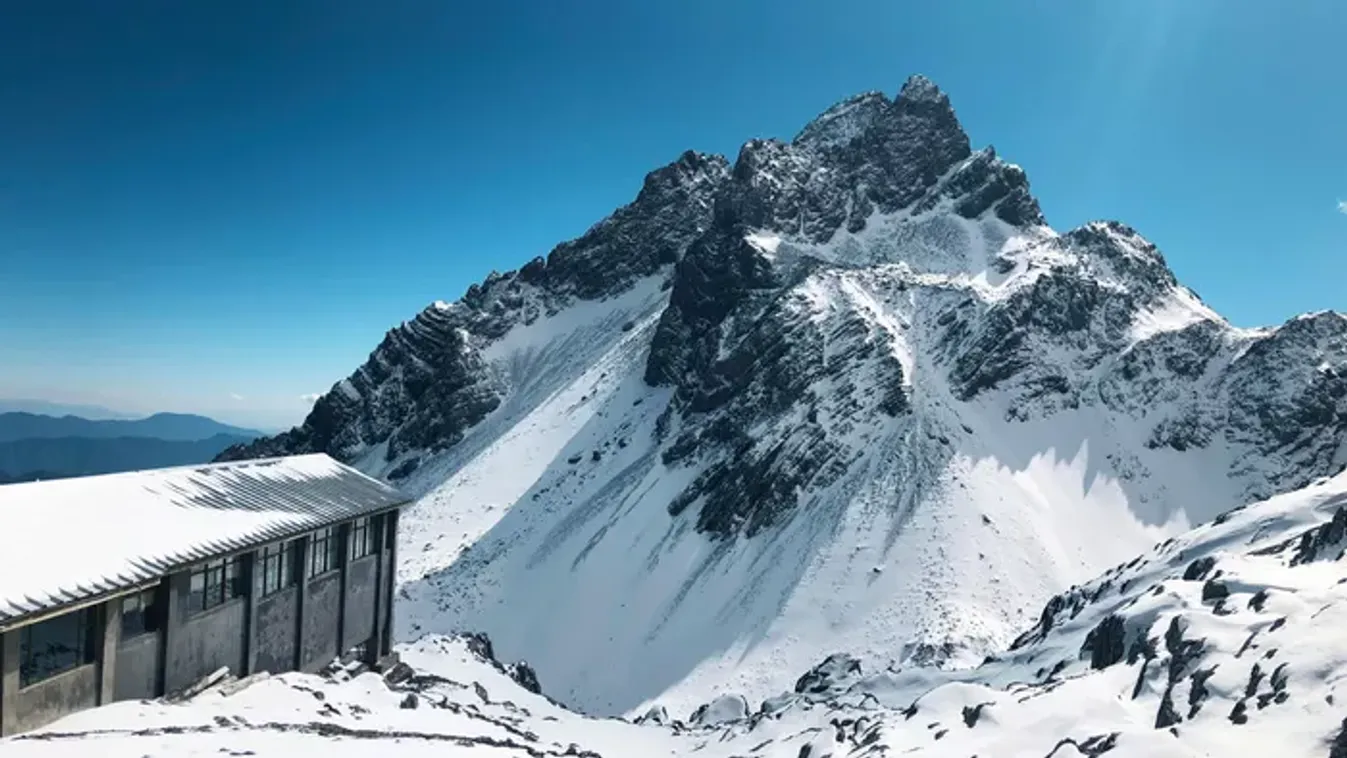 Motoros szánnal közlekedő csoportot sodort el a lavina, szörnyethalt a 21 éves fiatal