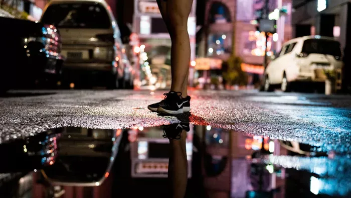 Megdöbbentek a helyiek: anyaszült meztelenül sétálgatott az utcán a matektanár