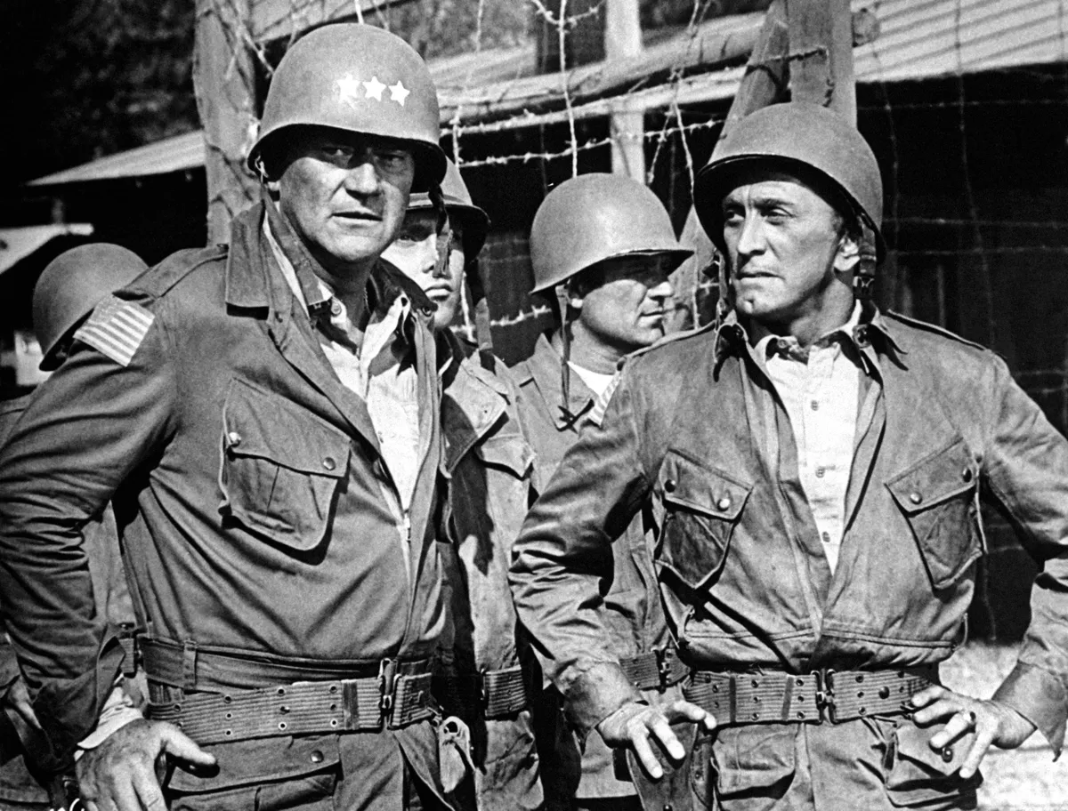 Kirk Duglas és John Wayne a Szemben az árral című háborús filmben.