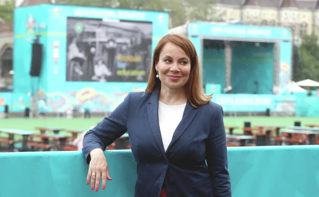 Csisztu Zsuzsa sztáradatlap