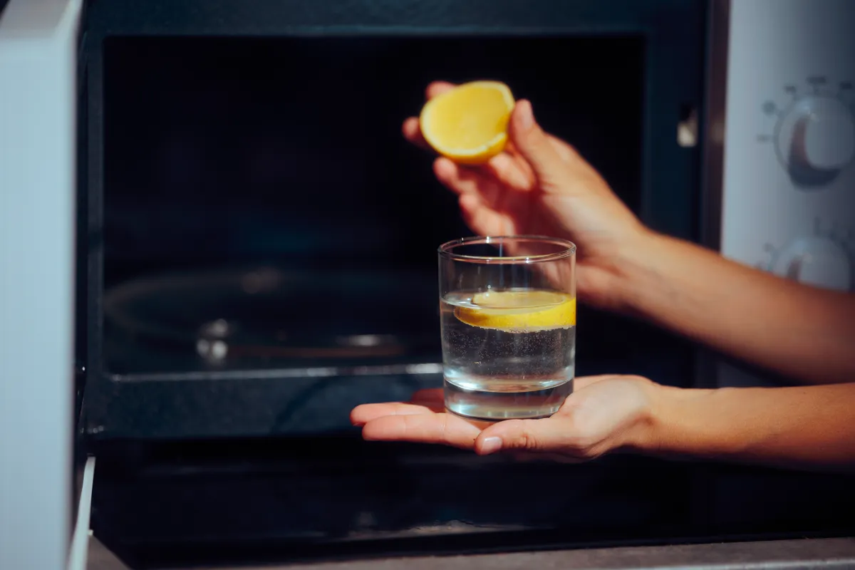 Mikrohullámú sütő tisztítása ecetes, citromos vízzel.