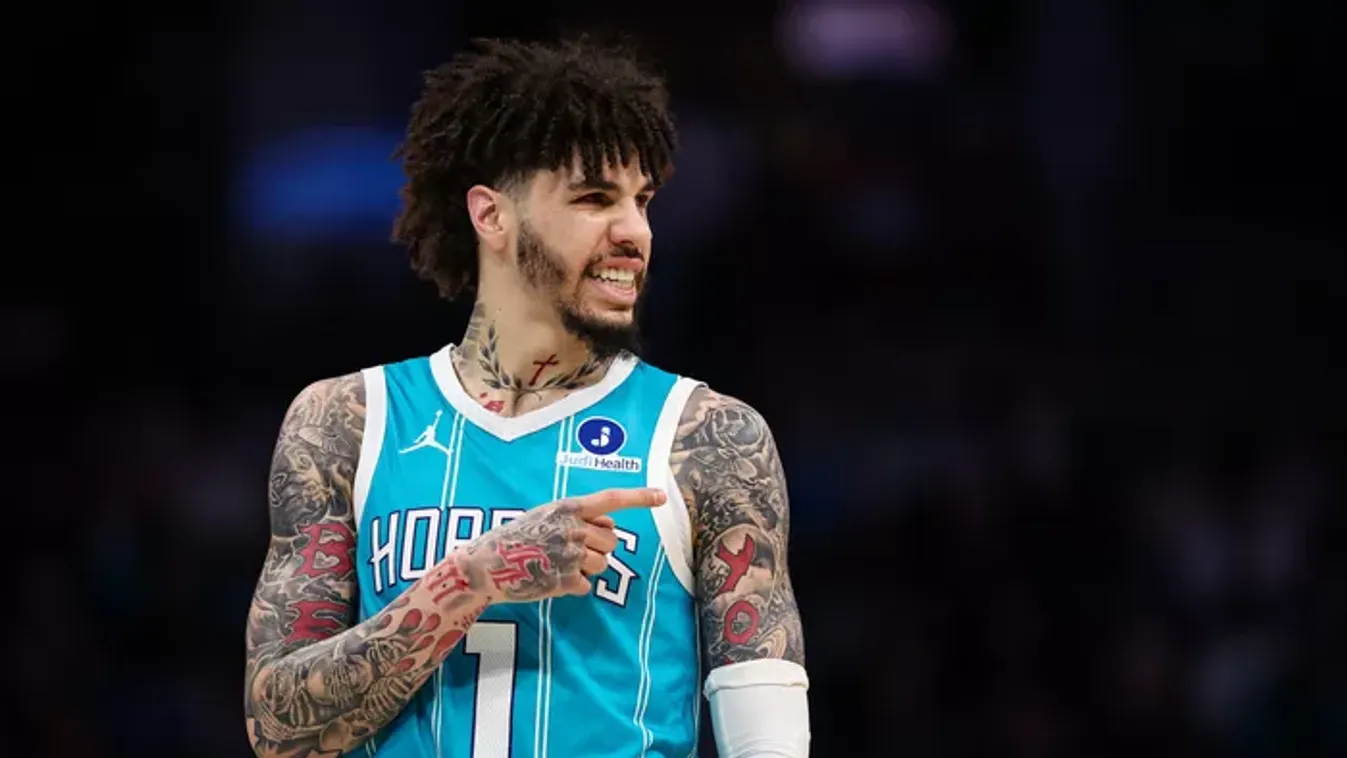 A kamera is felvette, luxusautójával a belvárosban karambolozott a sztársportoló - videó