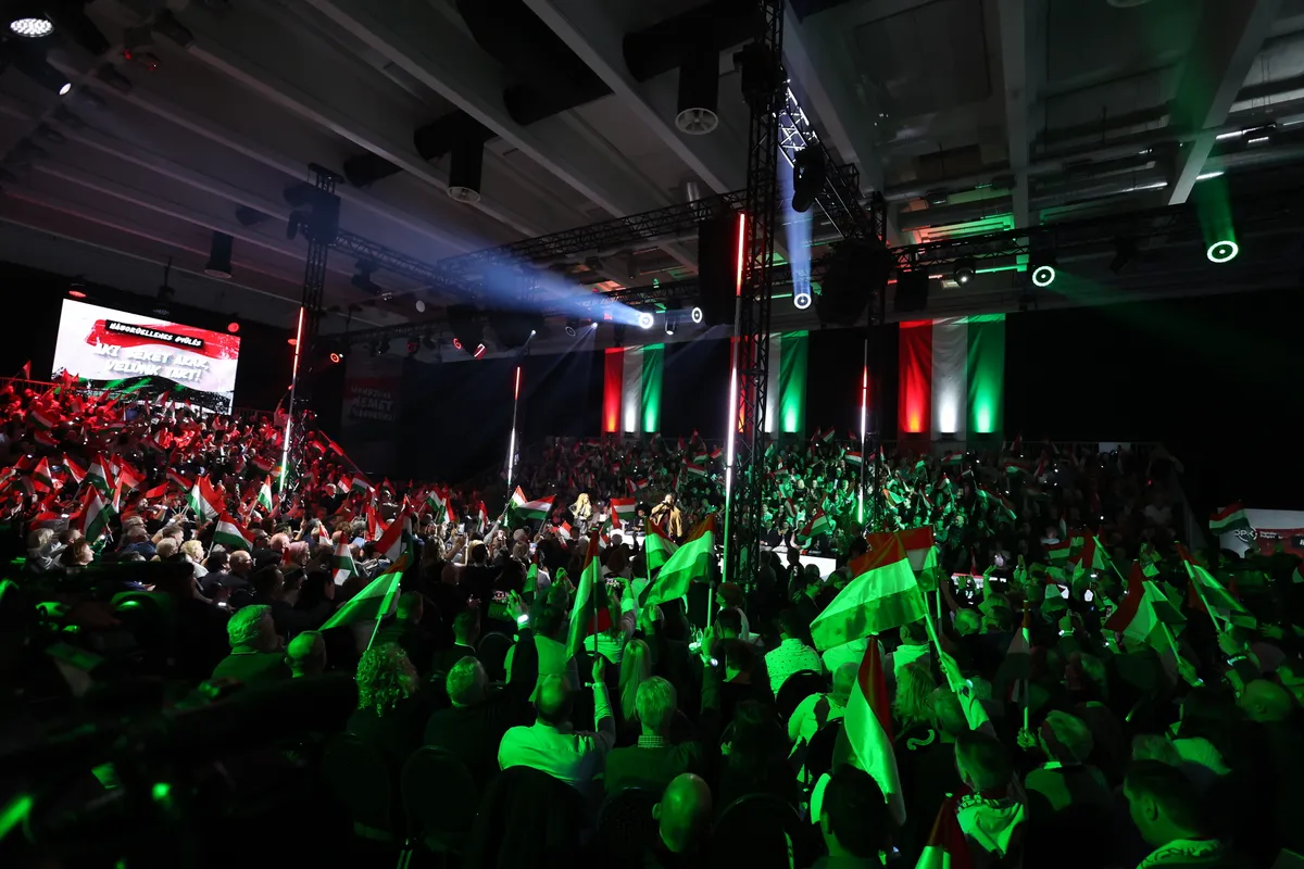 Újabb telt házas háborúellenes gyűlés.