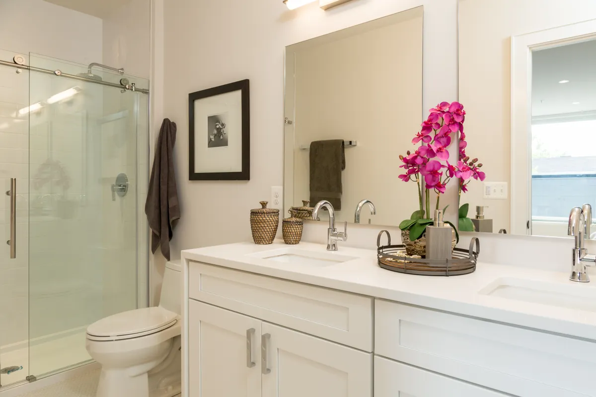 Rózaszín orchidea a fürdőszobában, ami a kedvelt fürdőszobai növények közé tartozik.