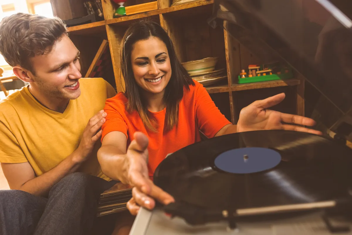 Retró kvíz, bakelit lemezt hallgató pároknak.