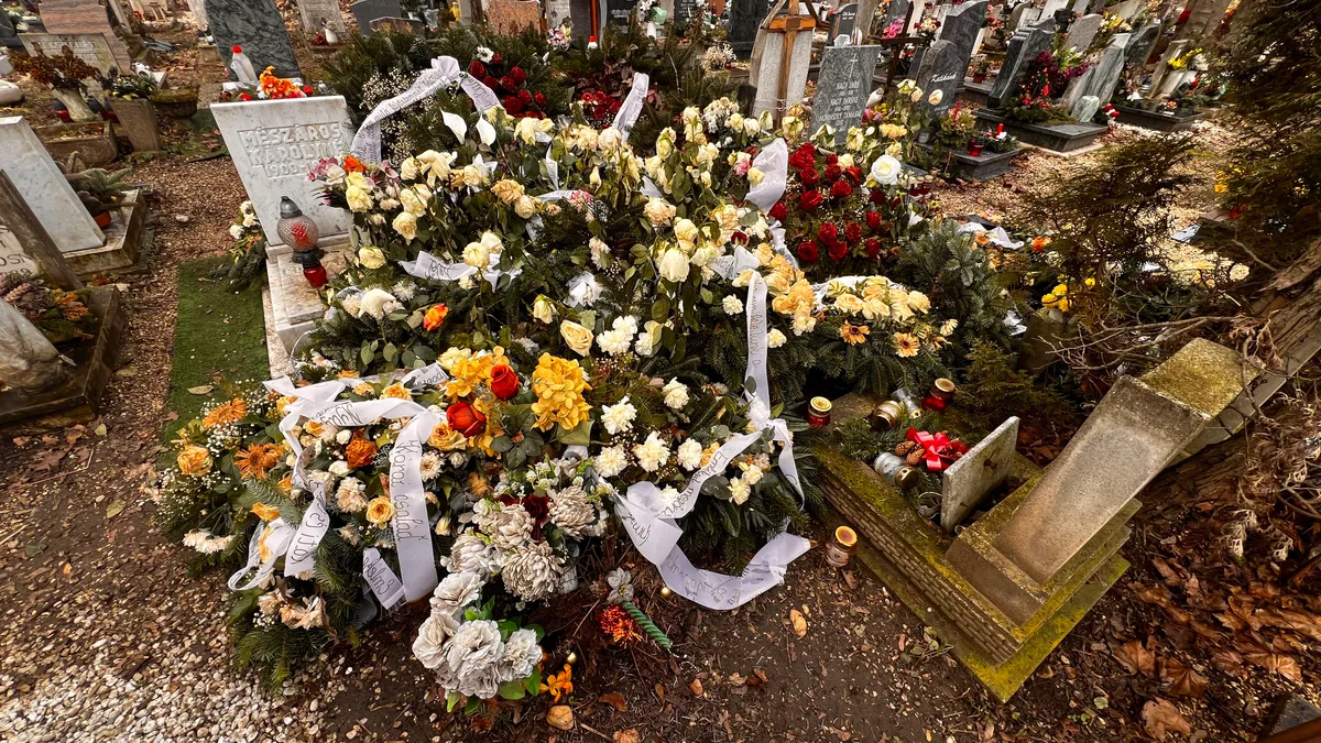 Dudás Miki sírja tele van virágokkal.
