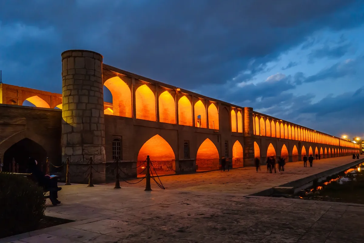 Az iszfaháni Si-o-Se-Pol híd esti kivilágításban. 
