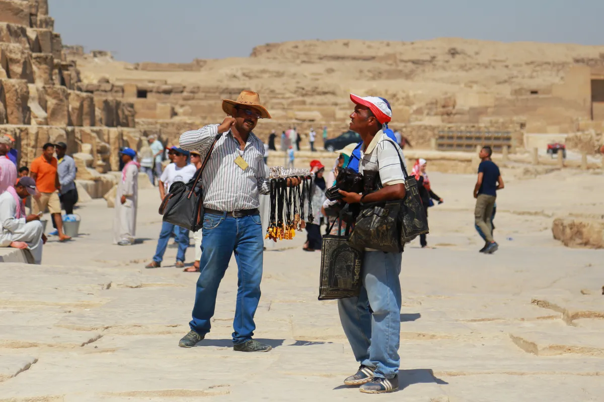 Egyiptomi szuvenírárusok a piramisok mellett. 