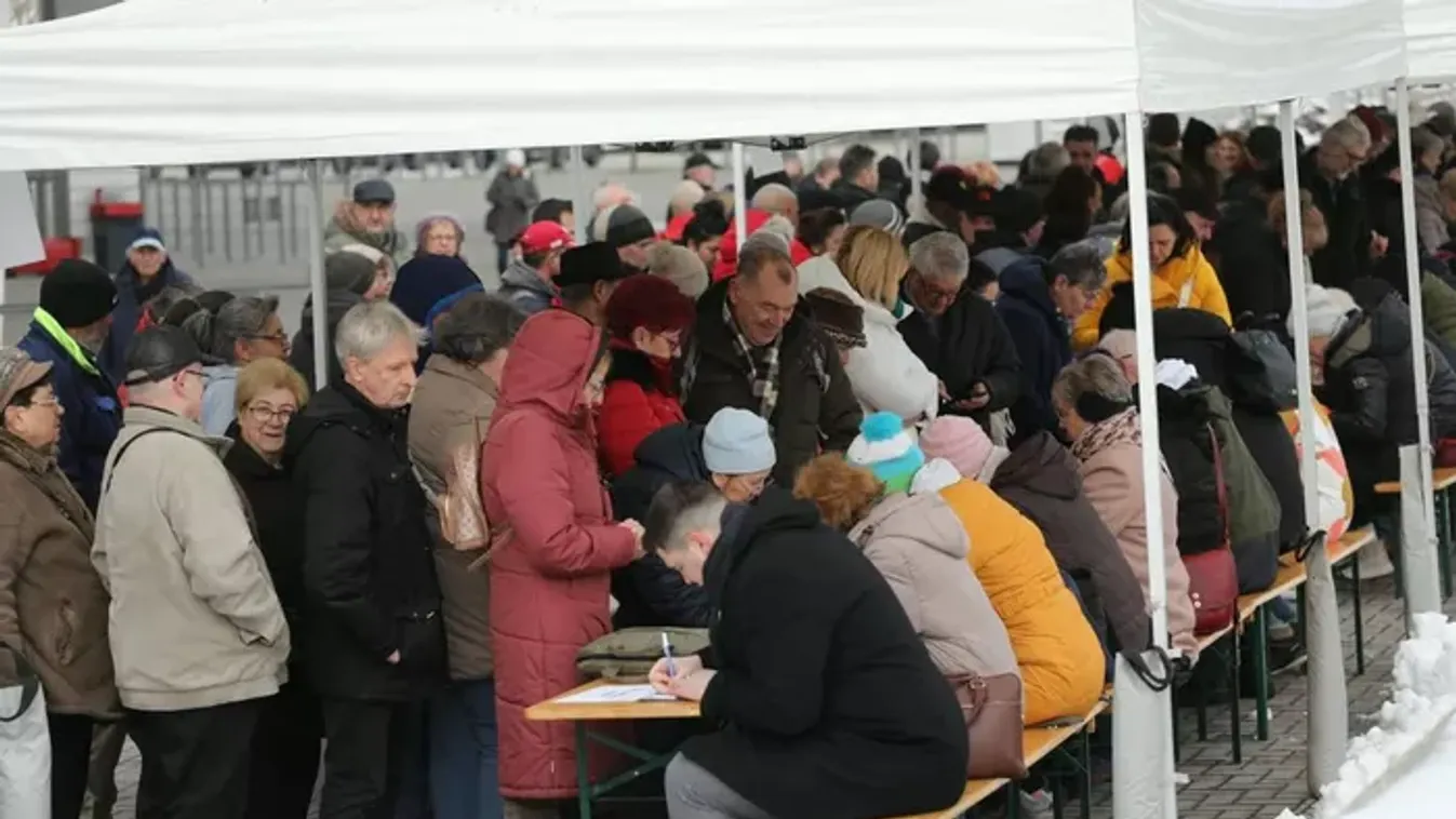 Sorok állnak a Fidesz pultjainál + videó