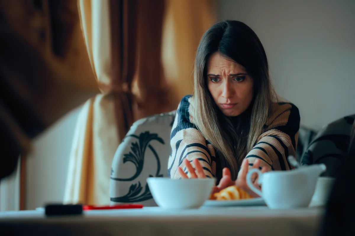 Reggelit elutasító fiatal nő