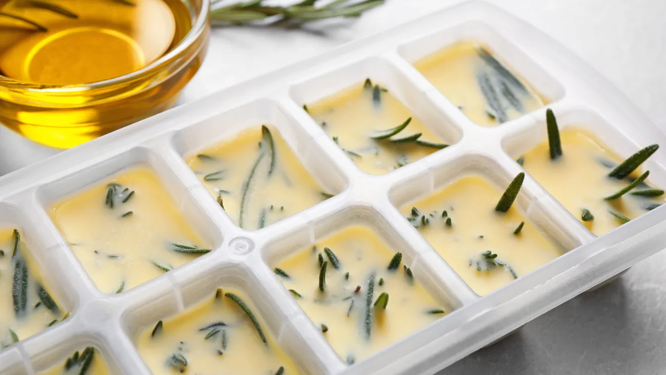 Rozmaring és vaj jégkockatartóban