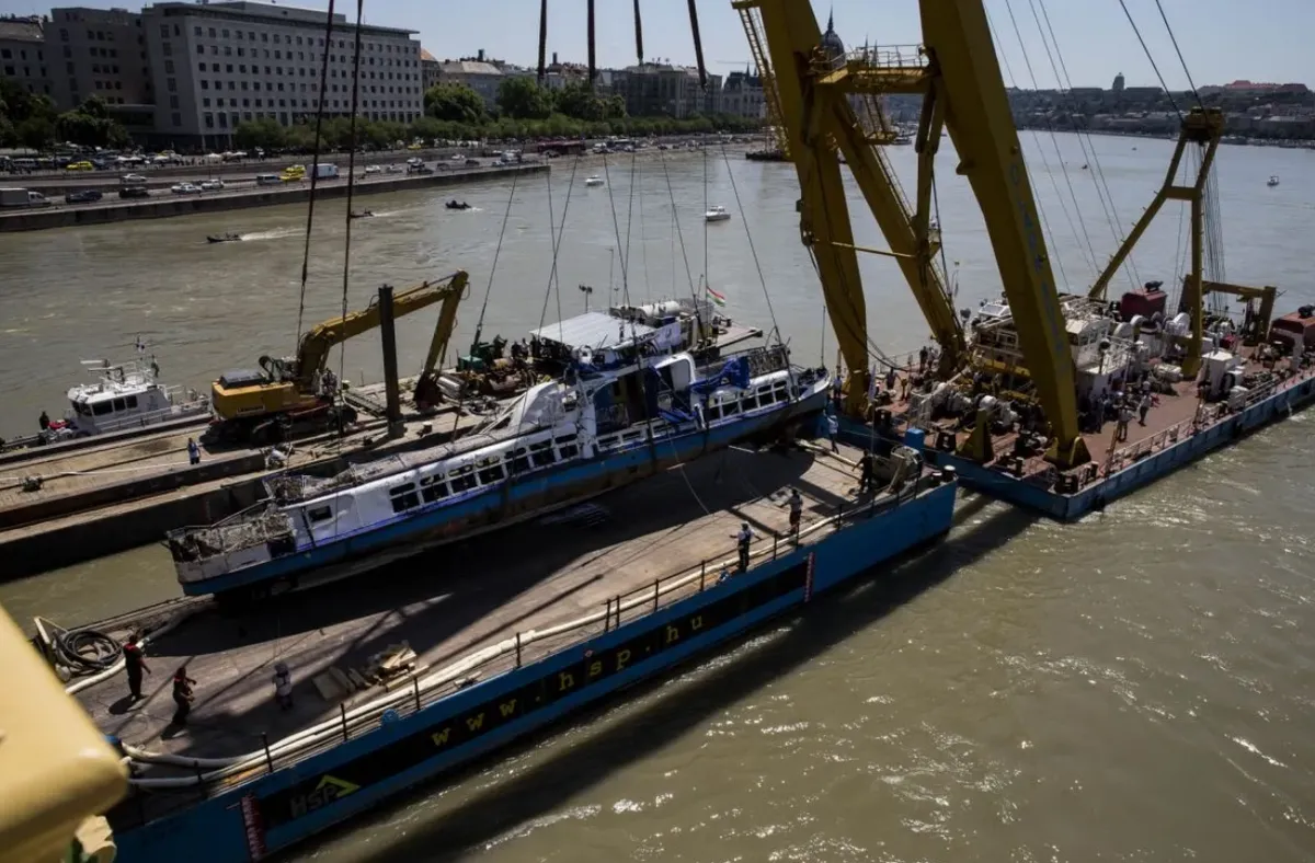 A Hableány sétahajó kiemelése a Dunából. 
