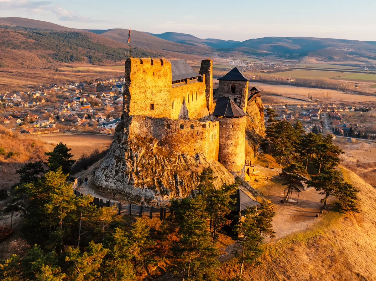 A boldogkői vár madártávlatból, háttérben a faluval.