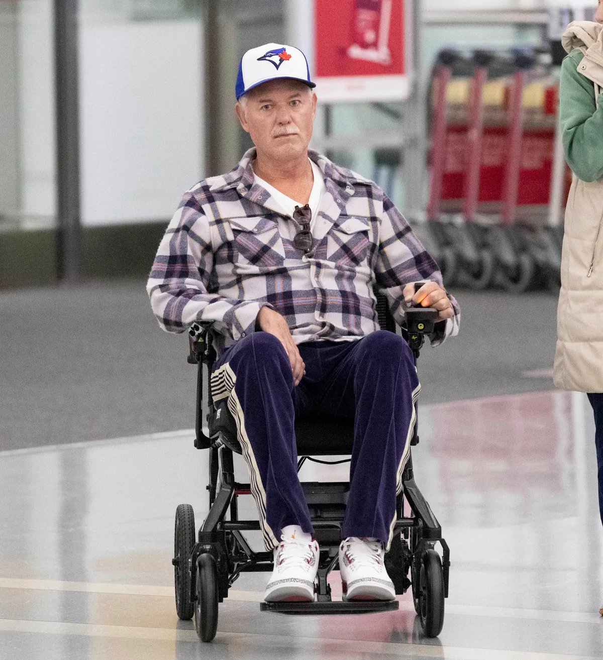 Eric Dane 2025 októberében a torontói repülőtéren, kerekesszékben.