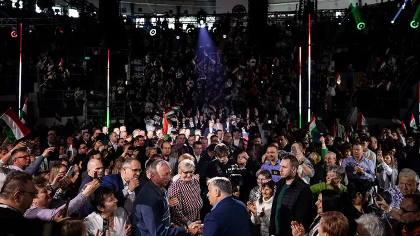 Szétszedi a tömeg Orbán Viktort