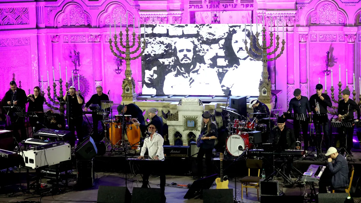 A retró zenei kvízünkben a képen látható Balázs Fecóról is szó lesz.