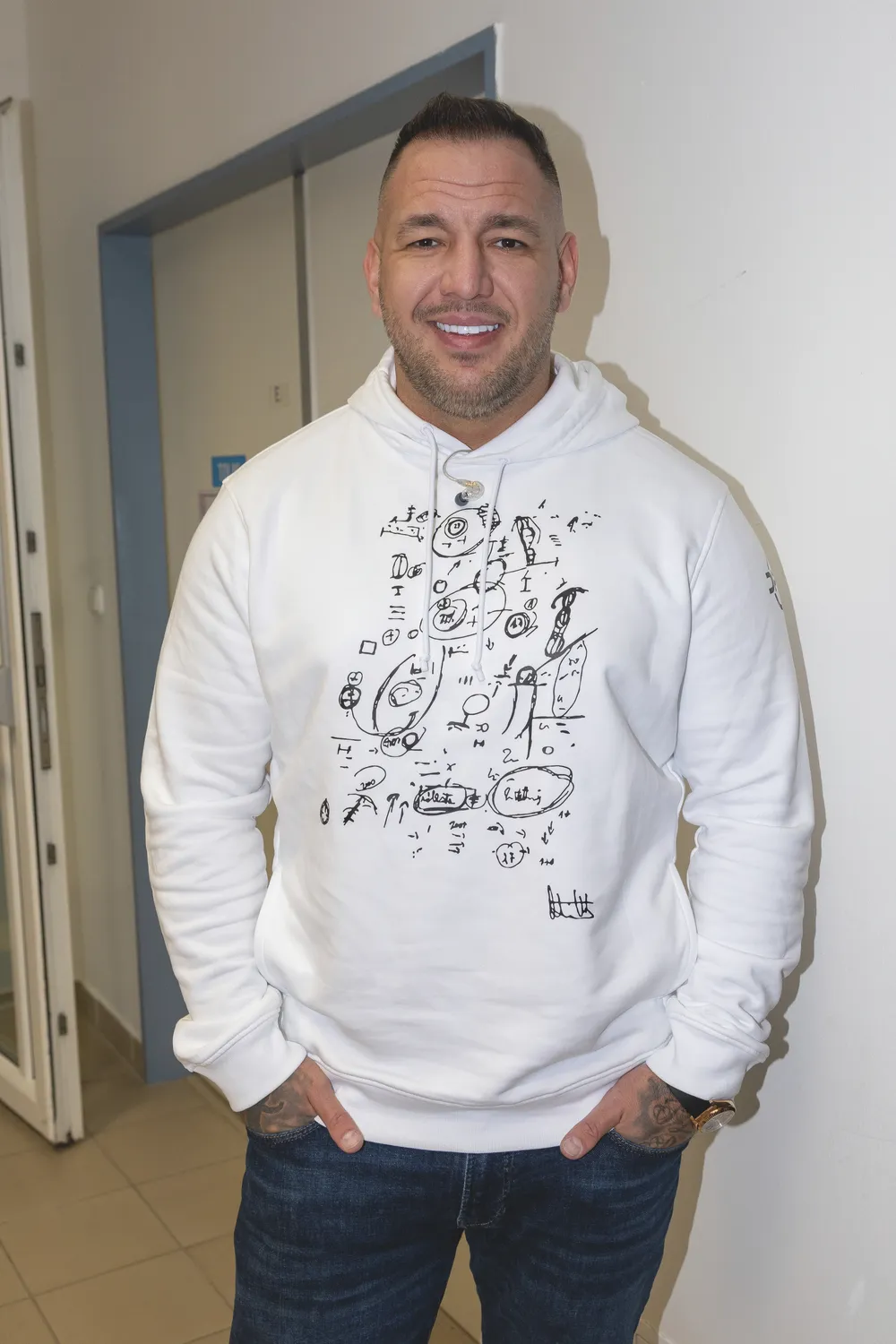 Curtis 14 éve még havat lapátolt gondnok édesanyjával