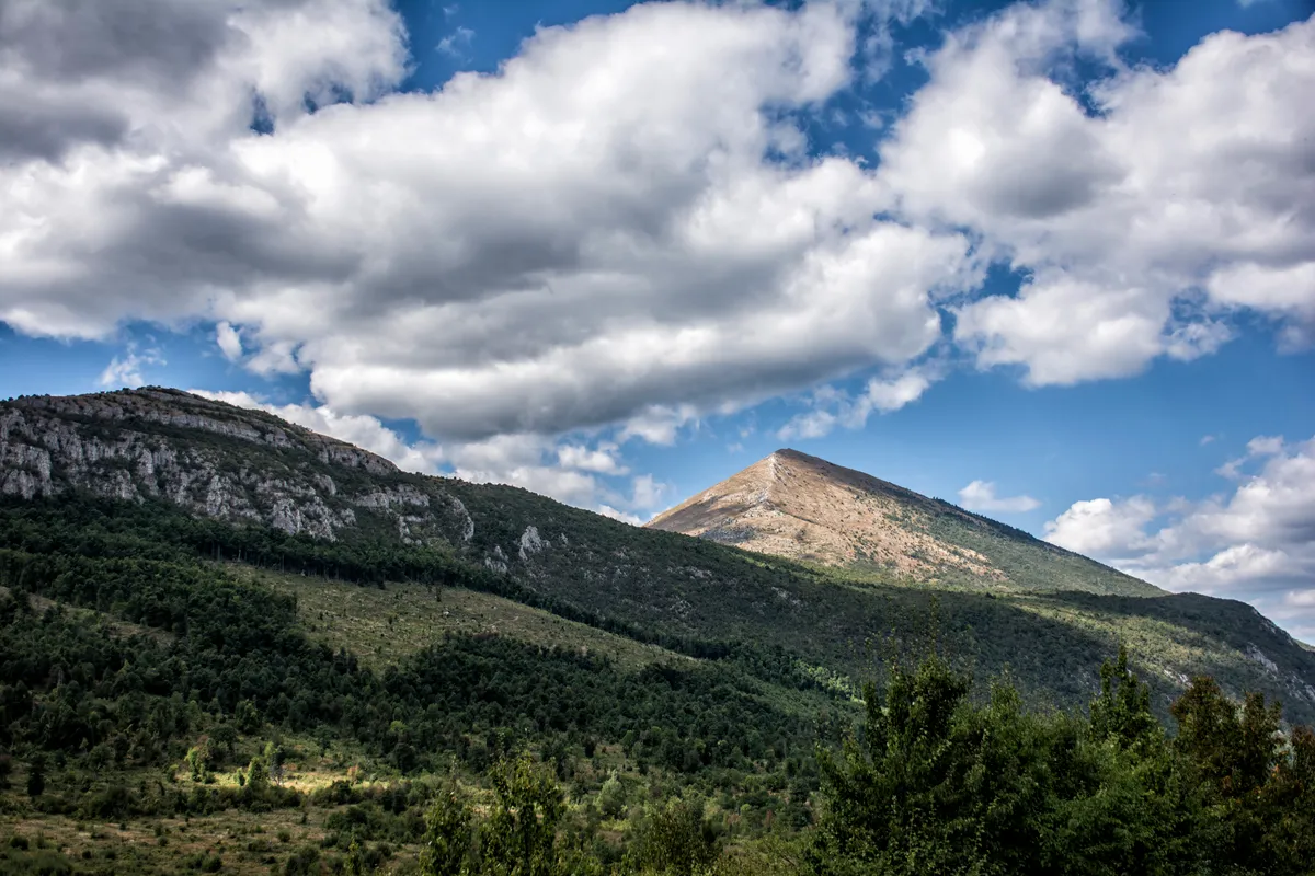 A piramis formájú Rtanj-hegy Szerbia természeti kincse.
