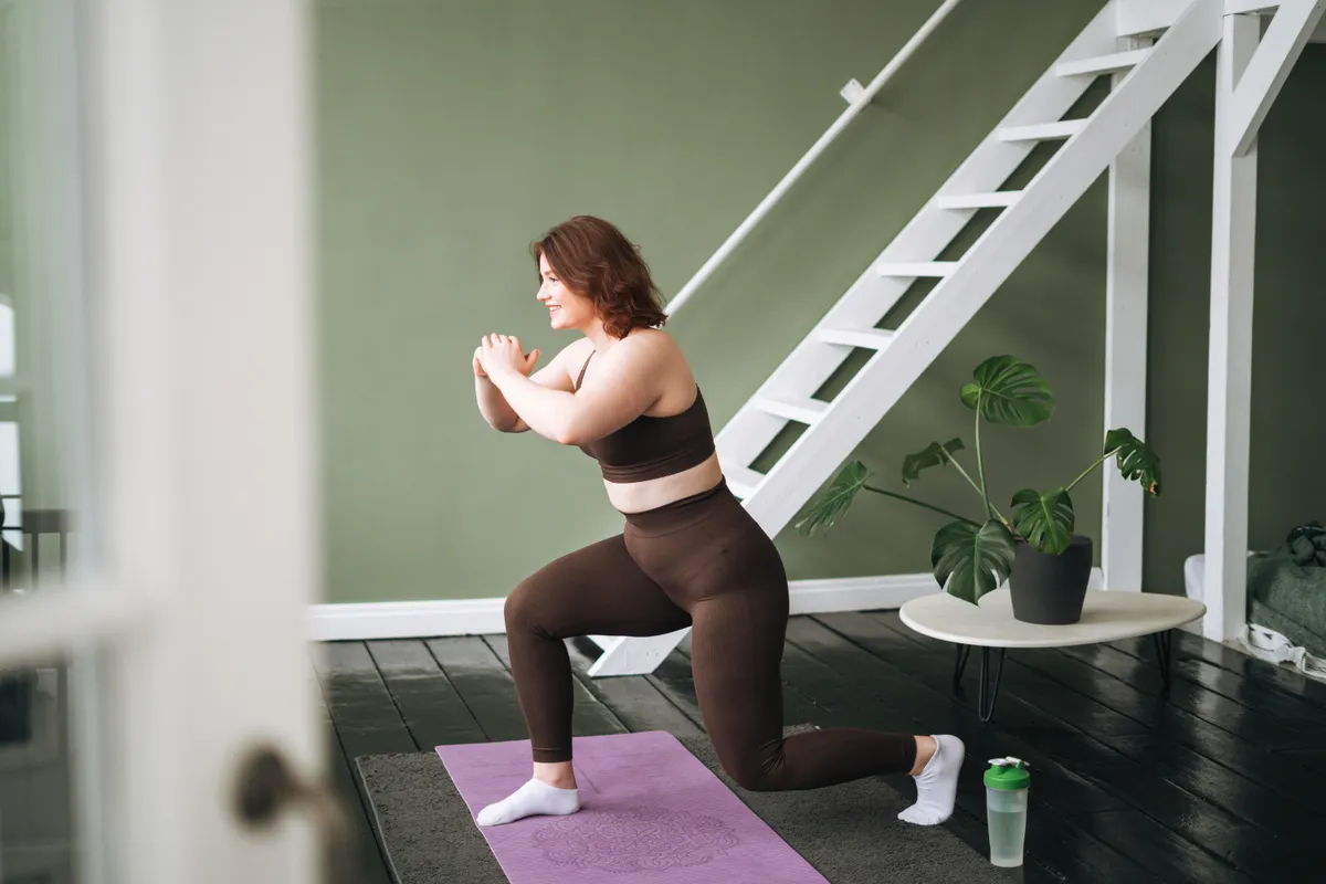 Otthoni edzést végző nő, akinek a fogyás a célja