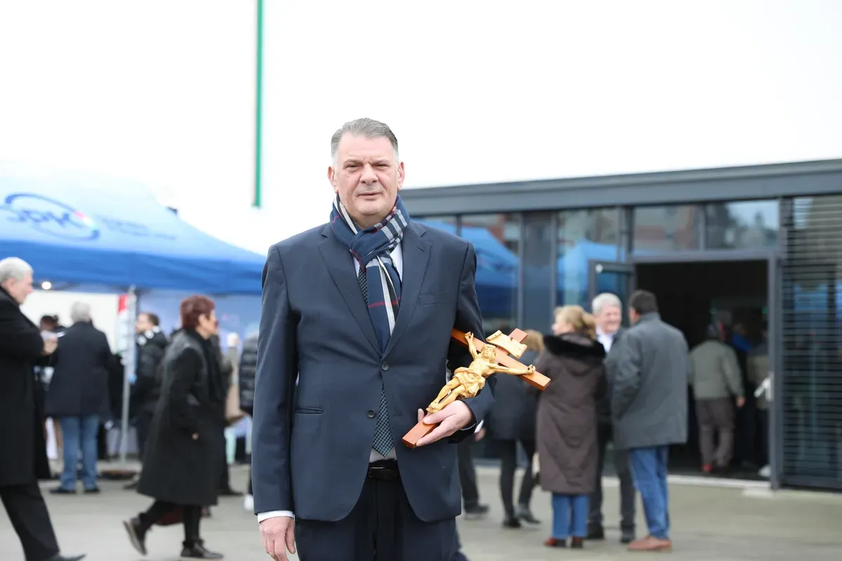 Kövesi Csaba egy feszülettel a kezében érkezett a szombathelyi Háborúellenes Gyűlésre