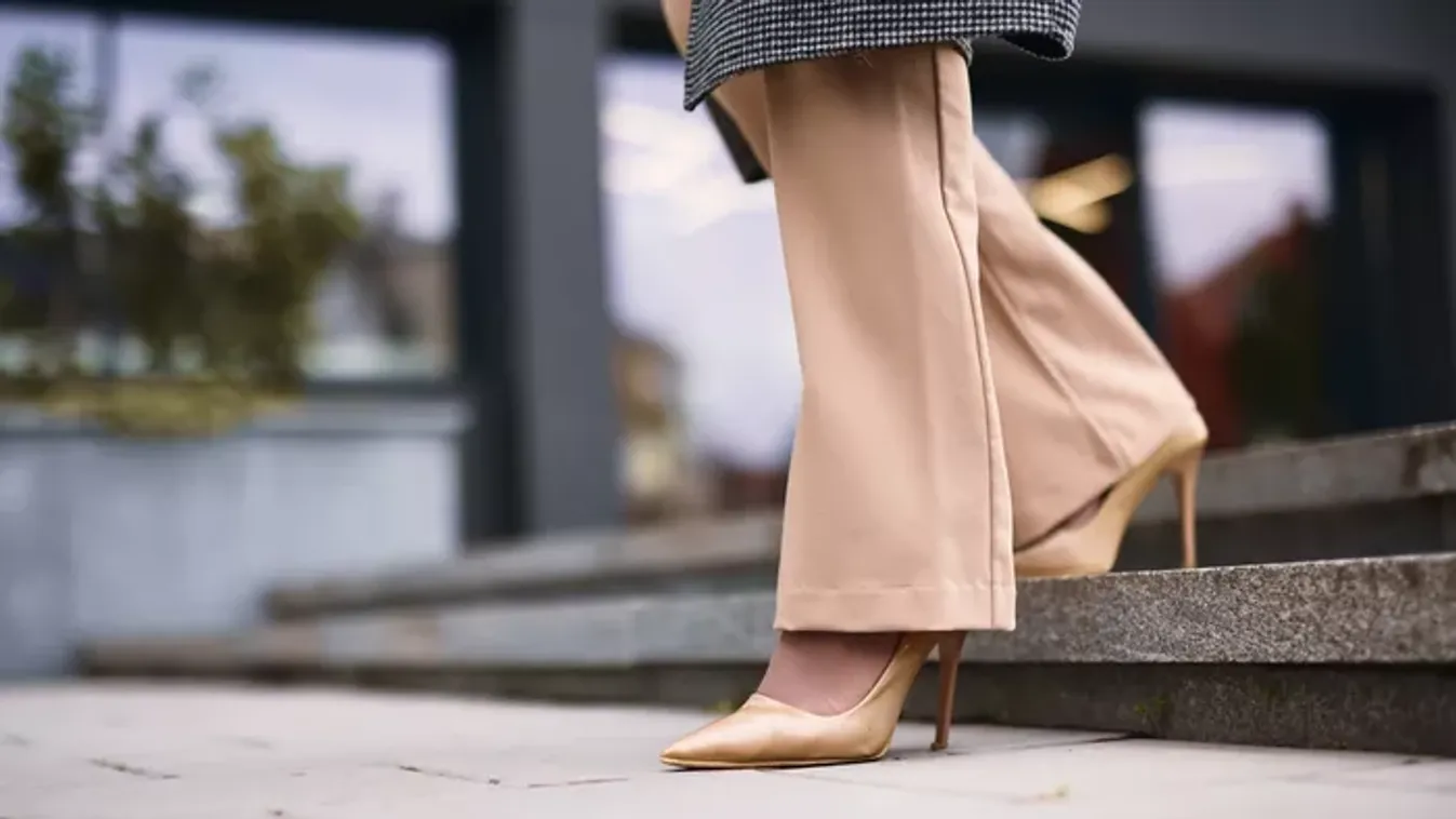 Vedd elő a szekrény aljából kedvenc szövetnadrágodat – Ezt a szettet még az unokád is leirigyli rólad