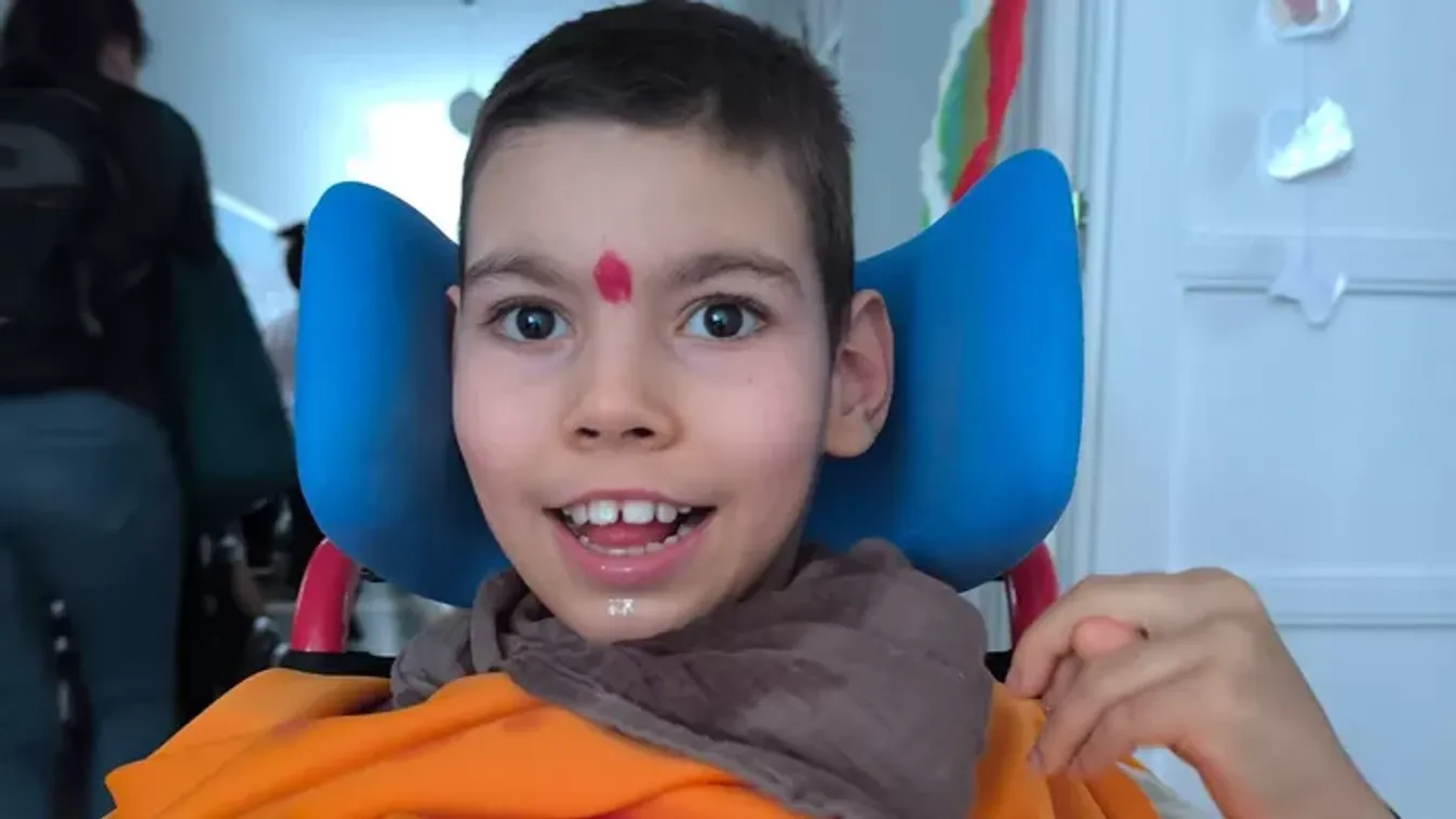 Szem nem marad szárazon: így „táncolt” az iskolai farsangon a súlyos beteg Márki Lacika, akire hamarosan újabb műtét vár Barcelonában