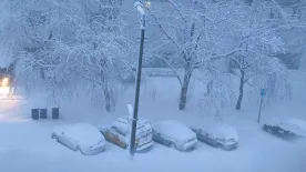 A hóhelyzet egyre csak fokozódik: összehívták a védelmi bizottságot Sopronban, már a határt is lezárták