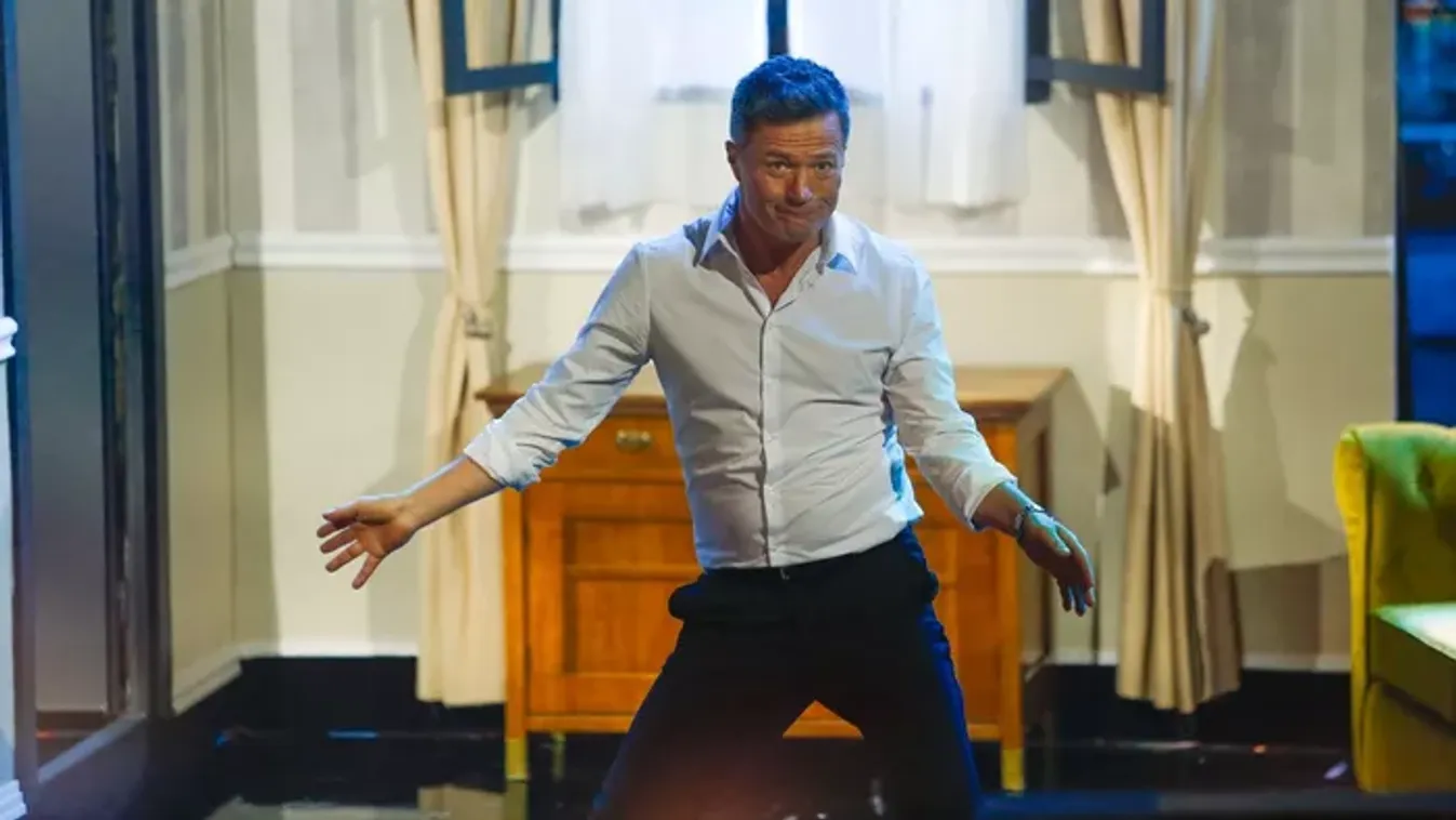 Meztelenkedés a Nagy Ő-ben – Böbe az első, aki levetkőzteti Andrást: szó szerint lehull a lepel