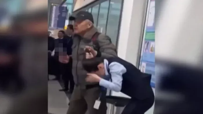 Videó: profi bokszoló ütötte ki a reptéri terroristát