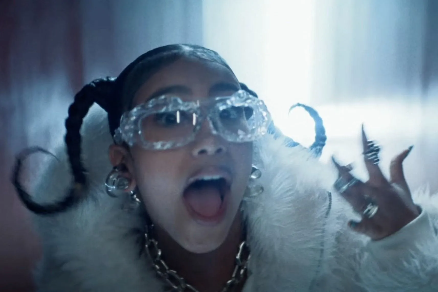 Kim Kardashian lánya pénzért kuncsorog a közösségi oldalán