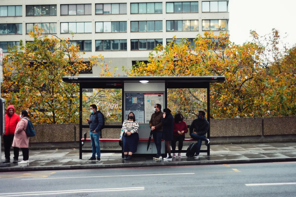 alt=Egy erősen ittas állapotban lévő fiatal férfi zavarta a buszmegállóban várakozókat