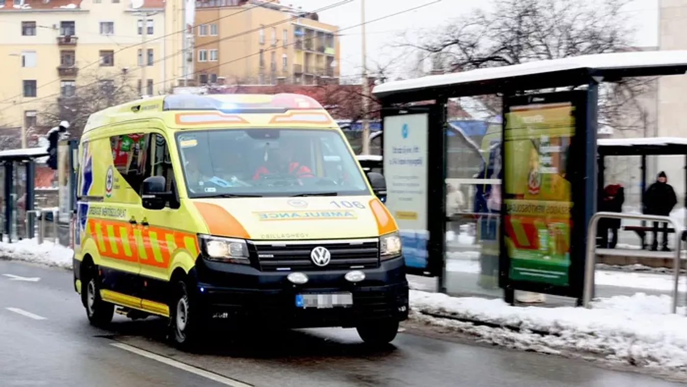 Zenét hallgatott, elsodorta a mentő: Iskolások szeme láttára történt baleset a Corvin negyednél