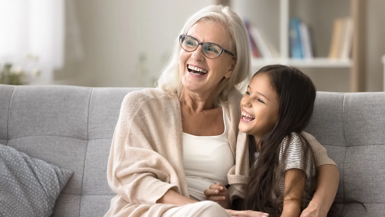 Rossz szülőből jó nagymama öleli az unokáját a kanapén