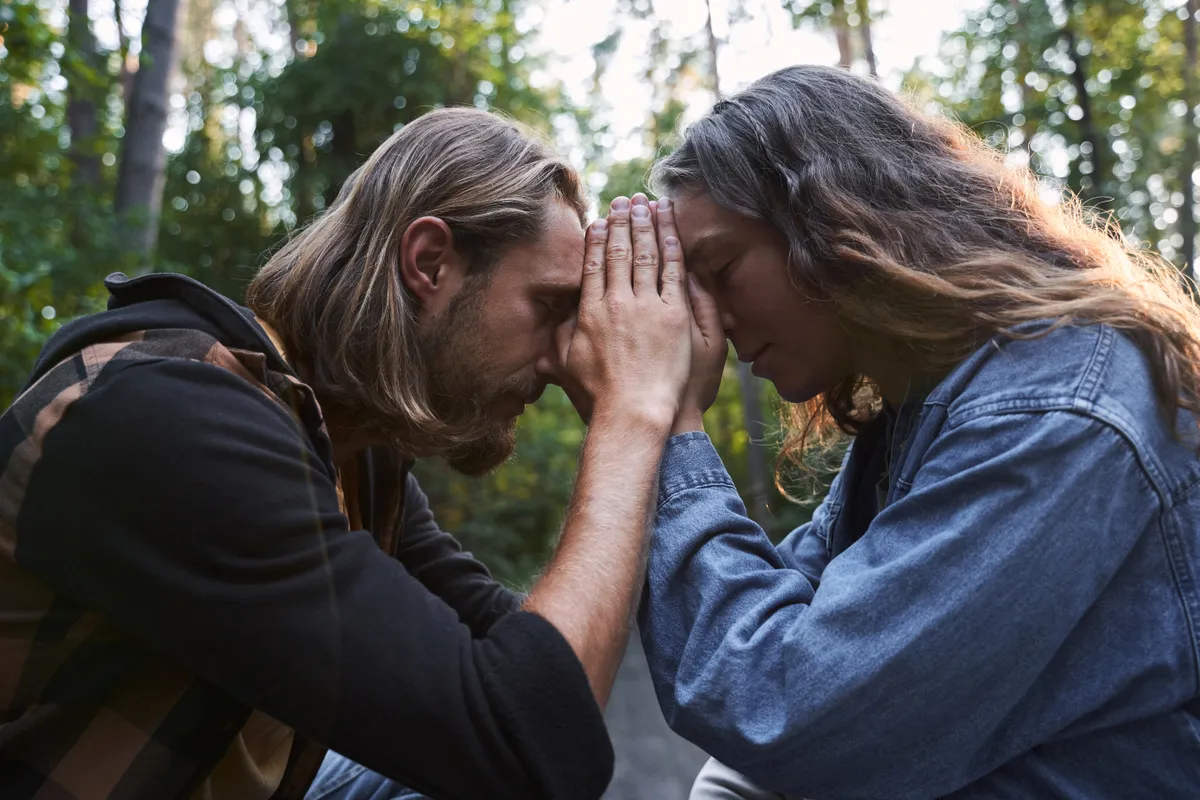 Erdőben meditáló pár azt tesztelve, működik-e a gondolatok ereje