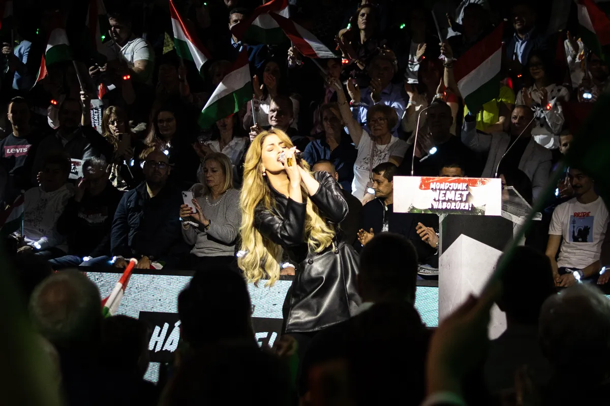 Radics Gigi a háborúellenes gyűlésen szőke hajjal