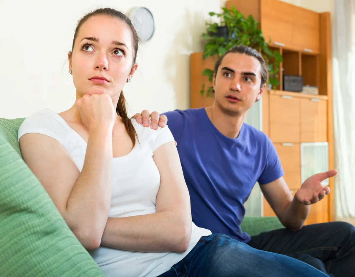 Horoszkópban szereplő kép egy kanapén ülő pár konfliktusban lévő tagjairól