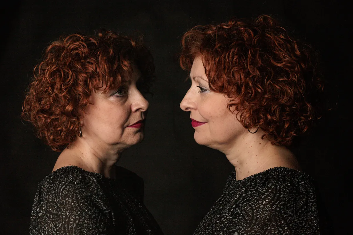 Egy vörös nő és a doppelgängere.