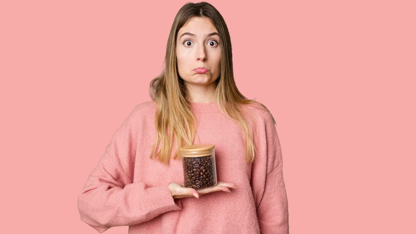 Egy üveg kávébabot szomorúan a kezében tartó nő, akinek nehéz a leszokás a kávéról
