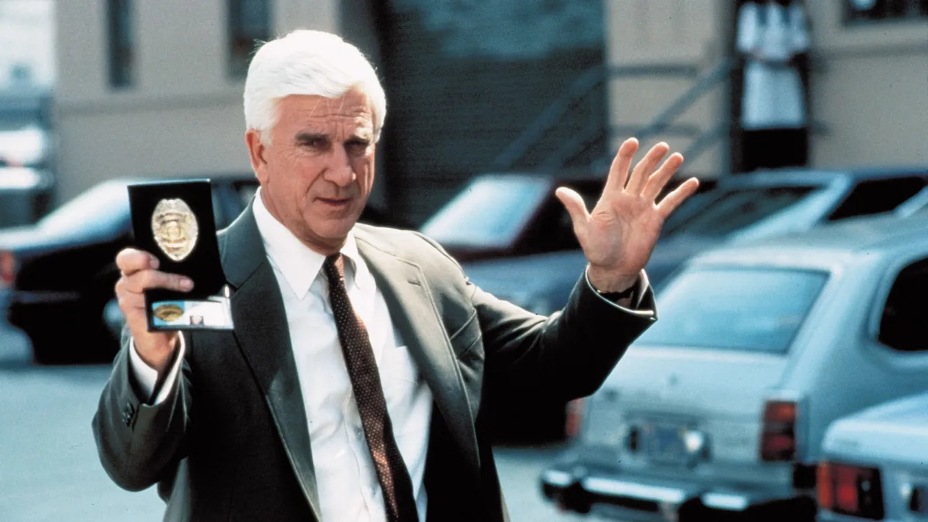 A Csupasz pisztoly jelenete a főszereplővel, akivel kapcsolatban van kvízkérdés.