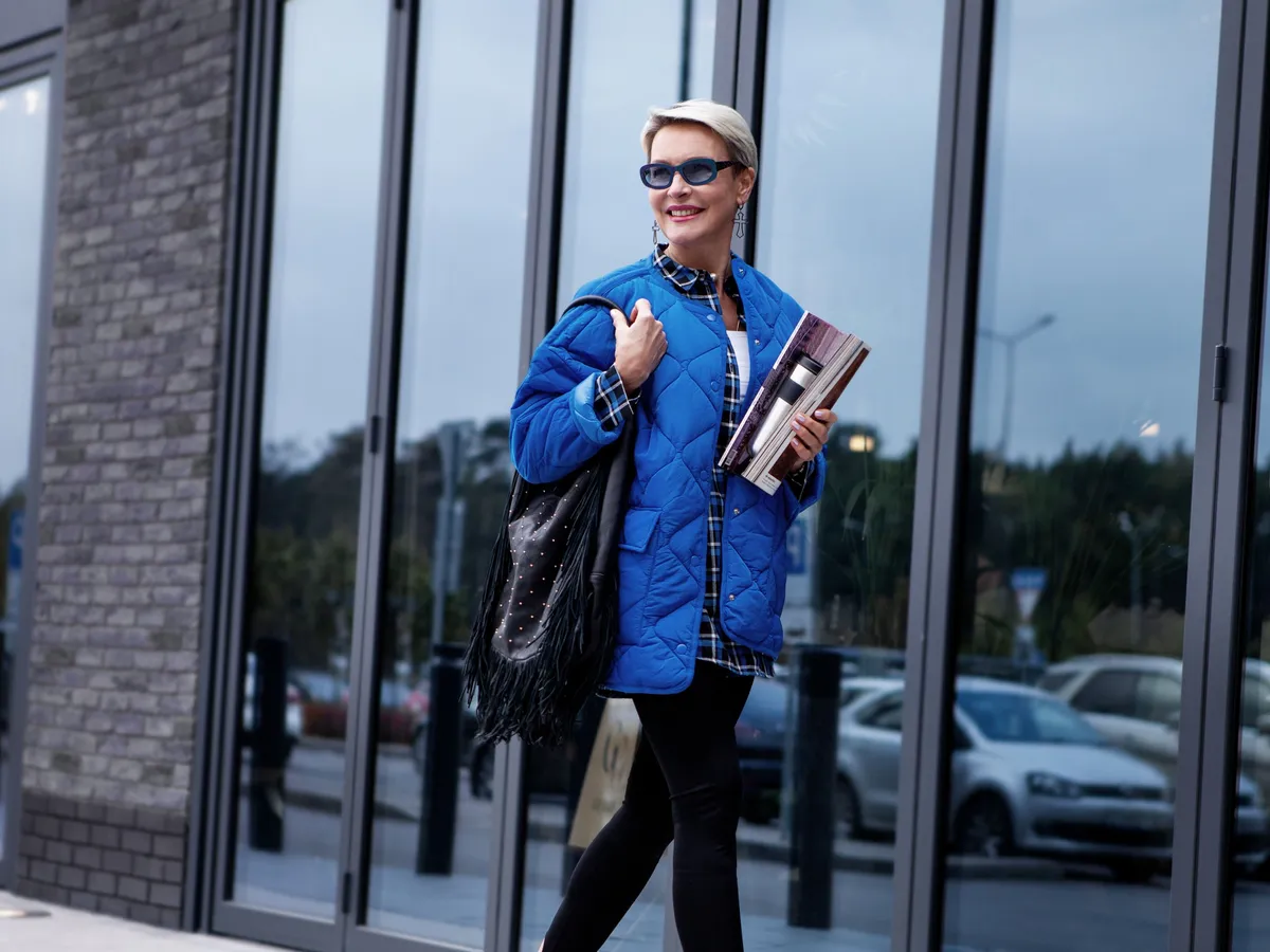 Divatos középkorú nő stílusos tavaszi dzsekit visel.