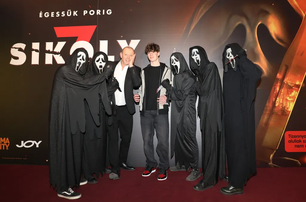 Sikoly maszkban várták Győrfi Pált is az Aréna mozijában
